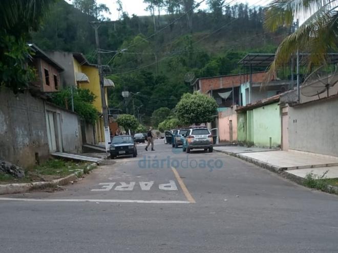 Os policiais procurando informações sobre o ocorrido no bairro Novo Tempo