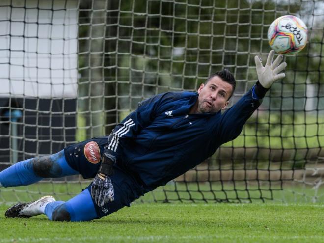 Goleiro Fábio tomou o terceiro cartão amarelo e não joga hoje