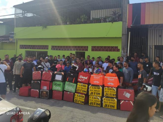 Dezenas de motoboys fizeram uma homenagem ao entregador durante o velório em uma das capelas do cemitério Senhora da Paz