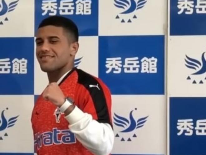 Thales Castro foi apresentado ao Roasso Kumamoto FC nesta semana