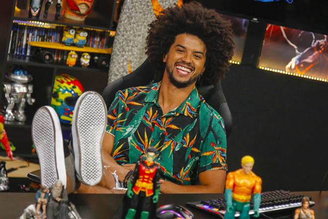 Felipe Fernandes comanda o programa Altos Papos na Rede Brasil