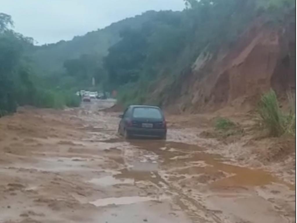 Estrada nas proximidades de Santo Antônio da Mata parcialmente interditada por queda de barreira 