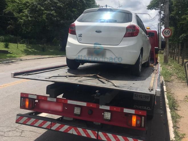 O carro foi apreendido e removido ao pátio credenciado pelo Detran