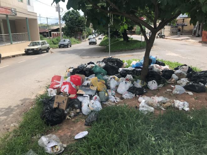 Acúmulo de lixo no canteiro central da avenida Carlos Edmundo Landaeta