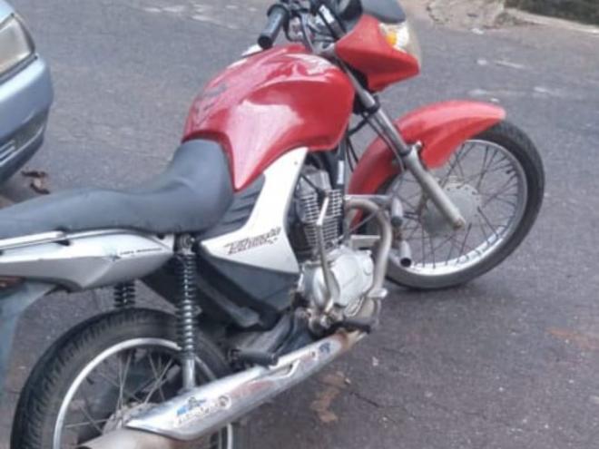 Veículo estava estacionado no Hospital Municipal de Ipatinga e enquanto pai entregava objetos para o filho hospitalizado, bandidos levaram a motocicleta 