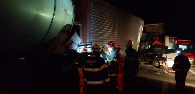 Motoristas, do caminhão baú e do ônibus, foram resgatados em meio às ferragens pelo Corpo de Bombeiros