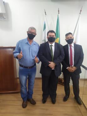 O vice-prefeito Tuniquinho, o prefeito Juninho e o presidente da Câmara, Carlos Roberto 