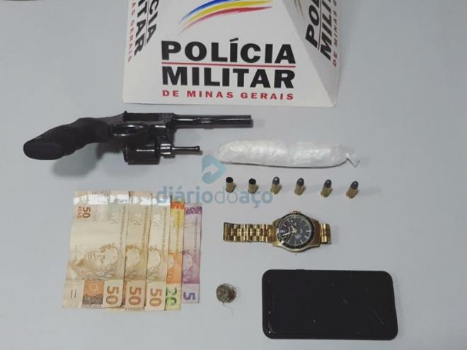 O revólver usado no assalto foi apreendido juntamente com outros objetos