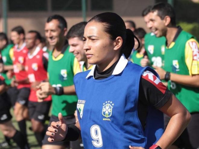Edina está no quadro da Fifa desde 2016 