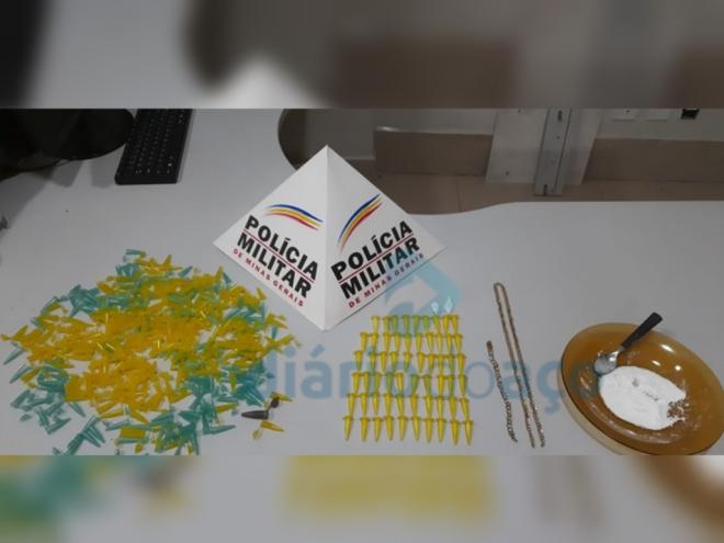 Os pinos vazios e cheios com cocaína apreendidos pela PM depois de uma denúncia anônima