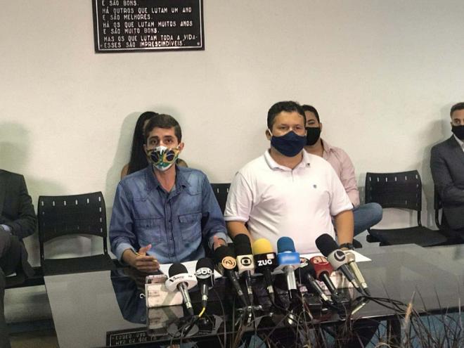 Gustavo Nunes ao lado do vice-prefeito, Alexsandro Espírito Santo Oliveira, em entrevista na manhã dessa terça-feira 