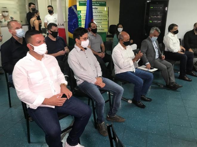 Educação terá ex-prefeito de Timóteo (primeiro à esquerda, de branco) como titular 