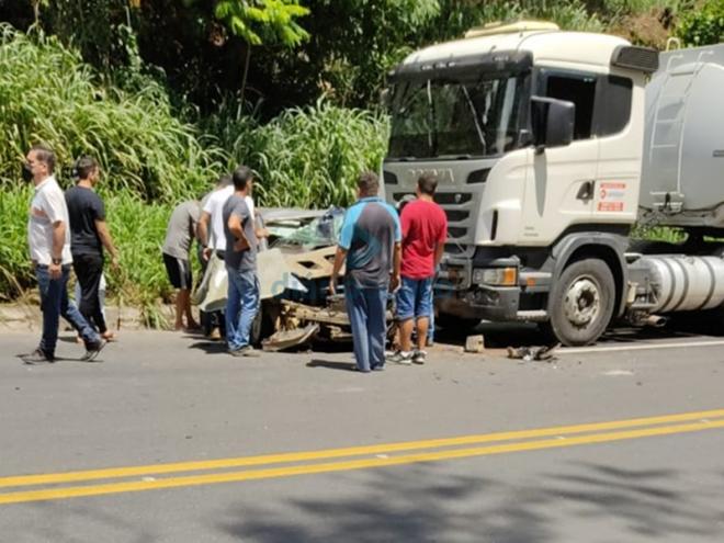 O Honda Civic ficou totalmente destruído na colisão ocorrida na tarde desta segunda-feira