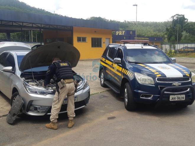 Os policiais descobriram que o carro era furtado no estado do Rio de Janeiro