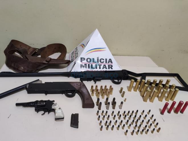 As armas e munição de calibres diferentes foram apreendidas pelos PMs nas buscas realizadas na residência