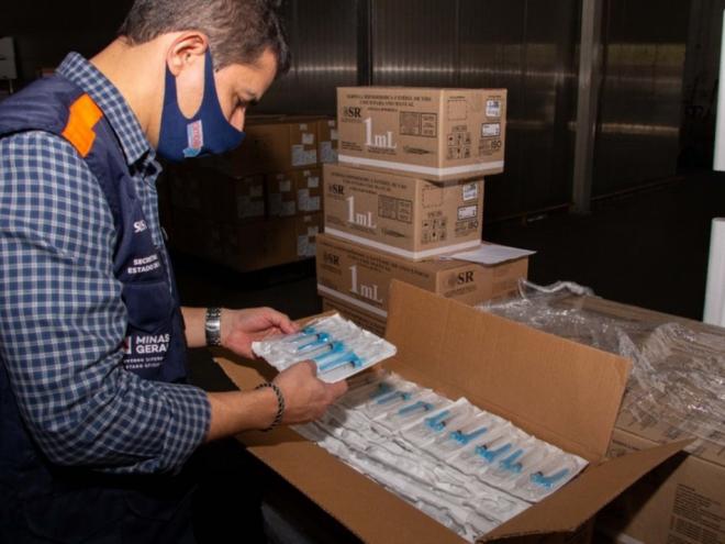 Um lote com aproximadamente 600 mil seringas agulhadas foi entregue ao governo estadual nesta quarta-feira