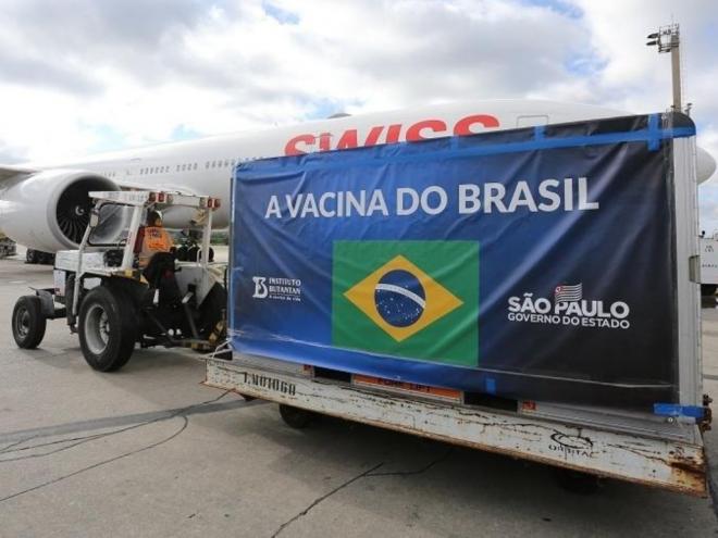 Cargas com a vacina têm chegado ao Brasil desde dezembro 