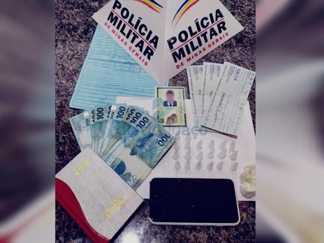 Além da cocaína, uma caderneta com movimentação do tráfico foi encontrada pelos policiais