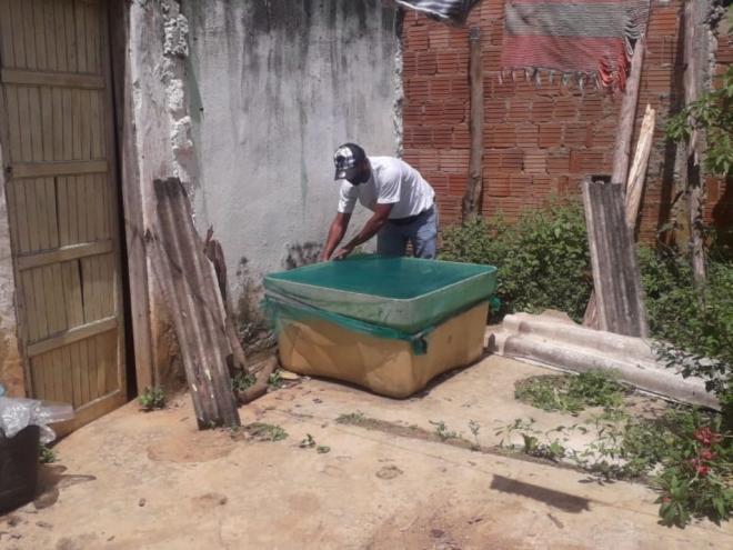 Durante as visitas, os agentes de endemia têm orientado a população sobre os cuidados para se evitar a proliferação das larvas do mosquito