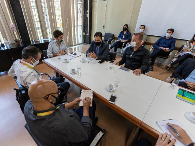 Gustavo Nunes se reuniu com os diretores da concessionária dos serviços de água e esgoto no município ao lado de alguns de seus secretários