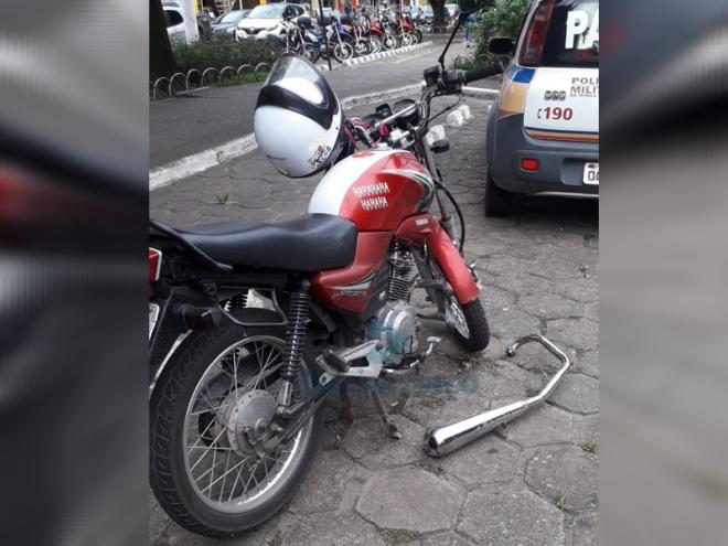 O condutor desta moto teve que colocar o escapamento original para não ter apreendido o veículo, no tanque, o adesivo com a gargalhada do personagem Coringa: 'há, há, há, há, há'