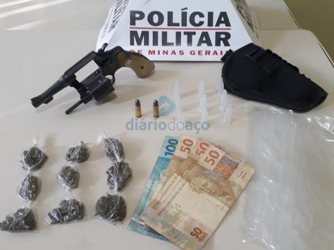 Porções de maconha, revólver, dinheiro apreendidos no bairro Ana Rita