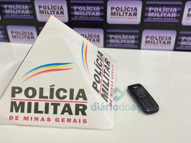 Este aparelho de telefone celular foi roubado no posto assaltado durante a madrugada de terça-feira