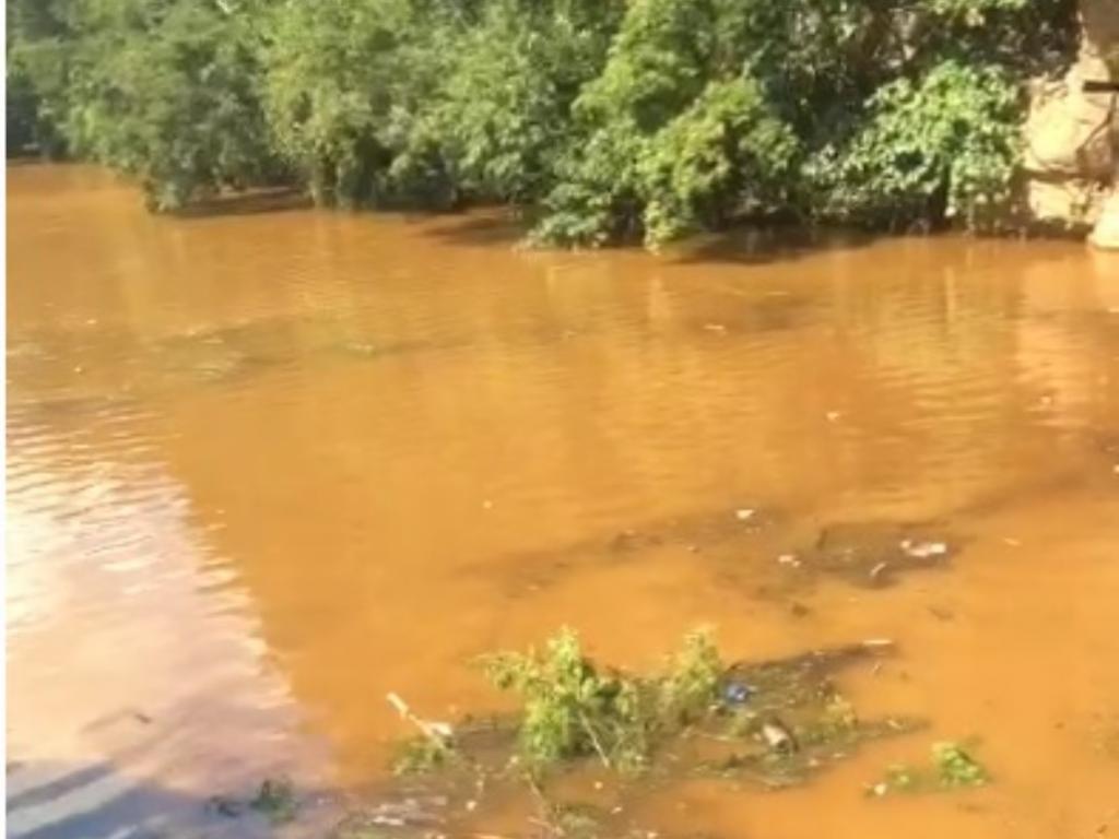 Depois que o caminhão afundou no Piracicaba, restaram resíduos de óleo e outros materiais 