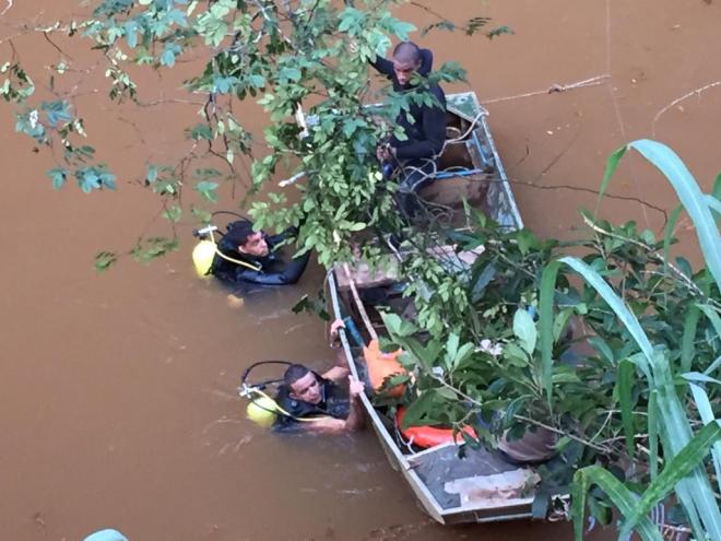 Equipe do CBMMG localizaram o caminhão a 20 metros de profundidade, no rio  Piracicaba 