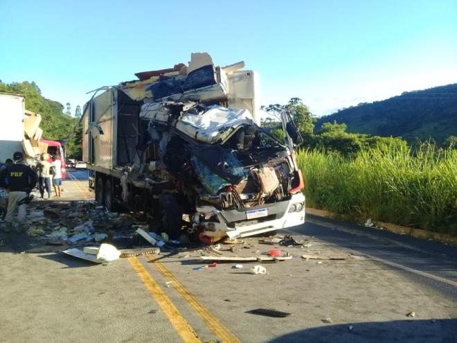 Motorista saiu ileso e ajudante teve fraturas; caminhão foi atingido por cavalo mecânico cujo motorista saiu do local antes da chegada da polícia