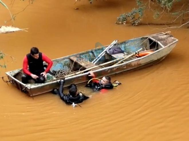 Os bombeiros realizam mergulho no local onde está submerso o caminhão