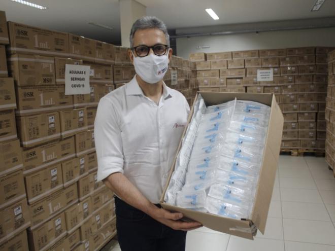 Zema vistoriou a chegada e início da distribuição dos primeiros lotes de seringas agulhadas para vacinação em Pouso Alegre