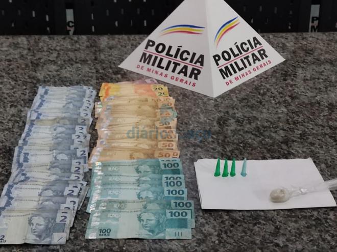 Dinheiro e alguns pinos e sacolinha com cocaína apreendidos durante a operação da PM