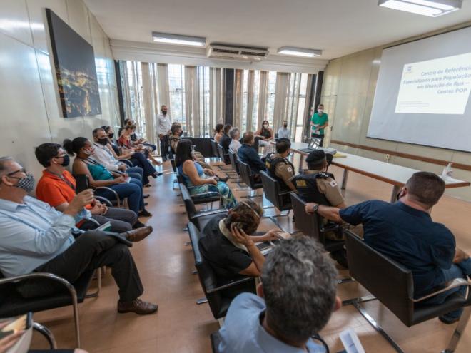 Prefeito Gustavo Nunes participou da reunião que contou com diversos segmentos da sociedade para debater situação de população em situação de rua