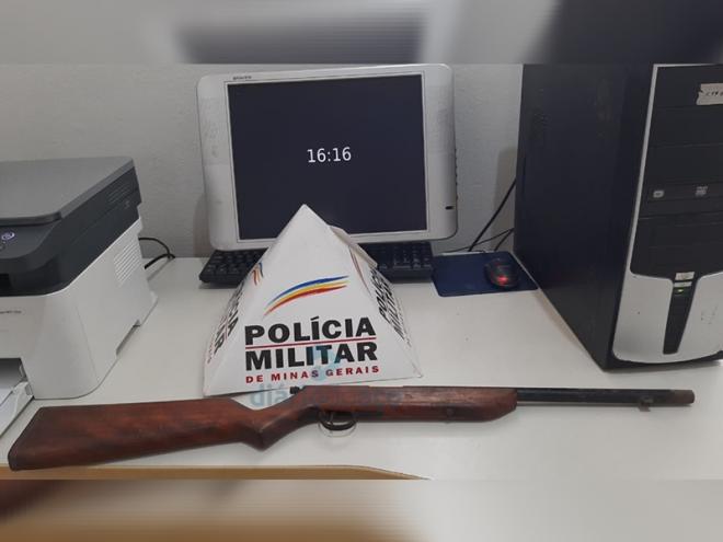 A espingarda polveira foi apreendida e entregue na delegacia de Polícia Civil