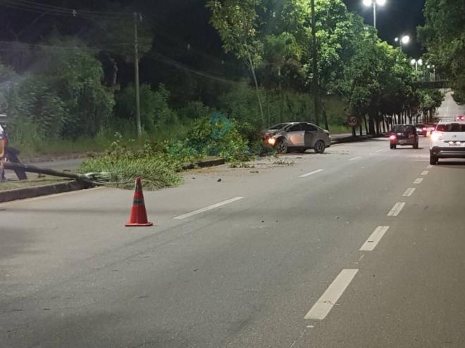 Após bater em um carro na rodovia, Prisma se chocou contra o canteiro central