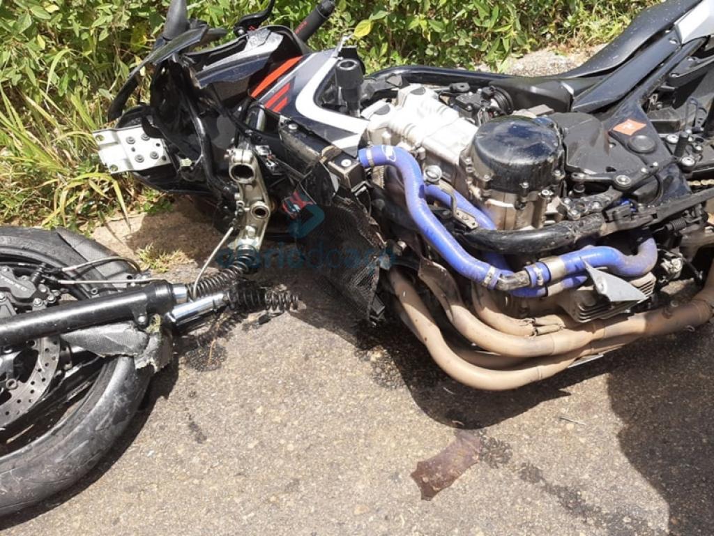 A moto de Luiz Paulo ficou destruída no impacto com a picape