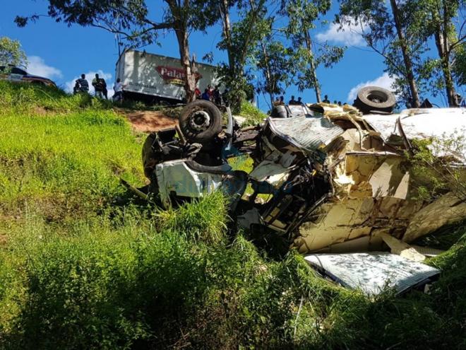 O caminhão ficou capotado em um barranco, na margem da rodovia estadual