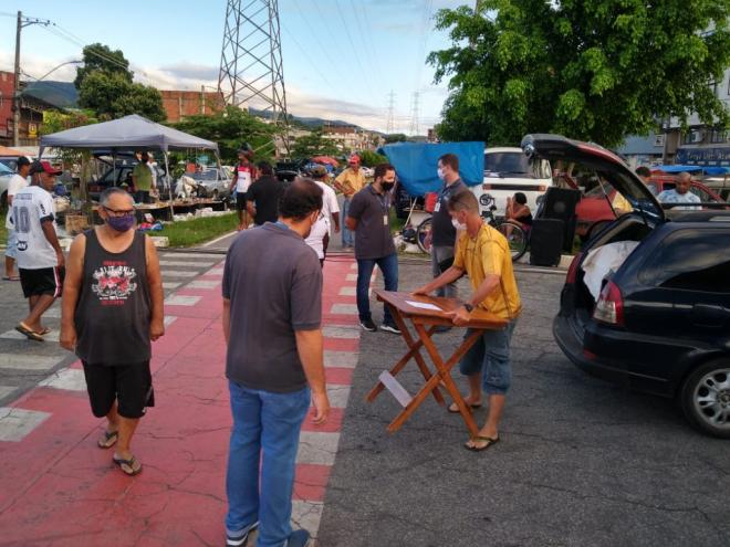 Fiscais do Departamento de Regularização Urbana estiveram na Feira do Canaã neste domingo, atuando desde as 3h da madrugada