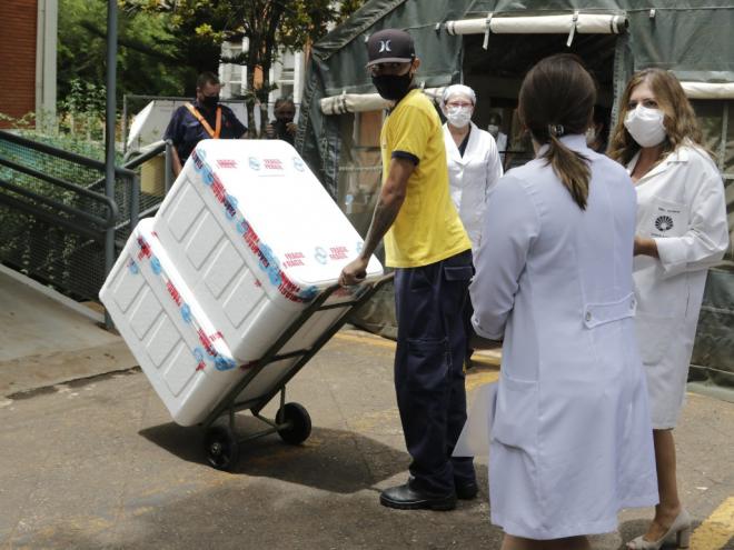 Chegada da vacina na Unicamp, em São Paulo, na segunda-feira