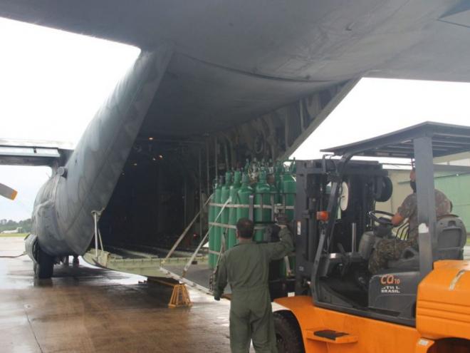 Avião da Força Aérea Brasileira é carregado com cilindros de oxigênio destinados ao Amazonas