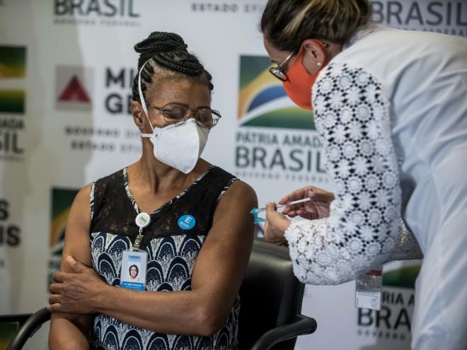  A primeira mineira imunizada contra a covid-19 é a técnica de enfermagem Maria Bom Sucesso Pereira, de 57 anos, que há mais de uma década atua no Centro de Tratamento Intensivo (CTI) do Hospital Eduardo de Menezes, na capital mineira