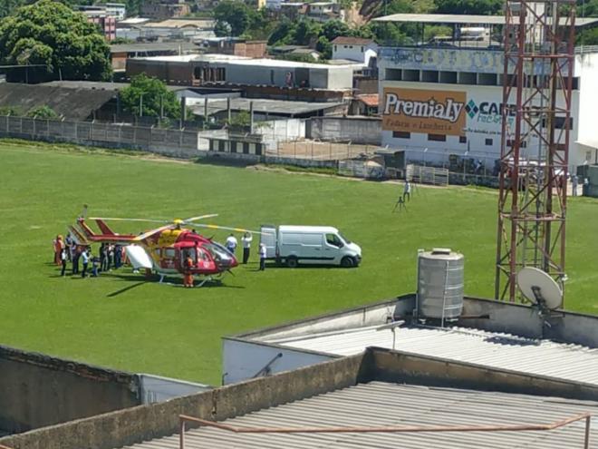 Carga de vacina chegou em um helicóptero do Corpo de Bombeiros Militar, no Campo do Social, em Coronel Fabriciano 