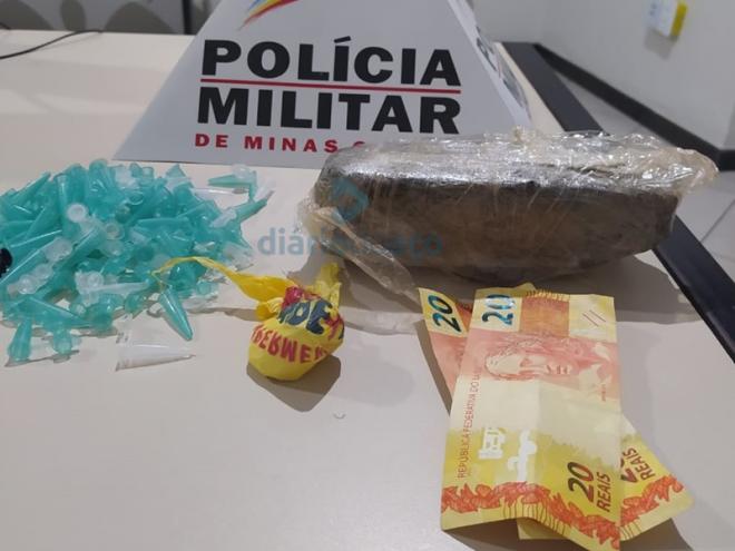 Esta barra de maconha estava escondida, na roupa do preso, na altura da cintura