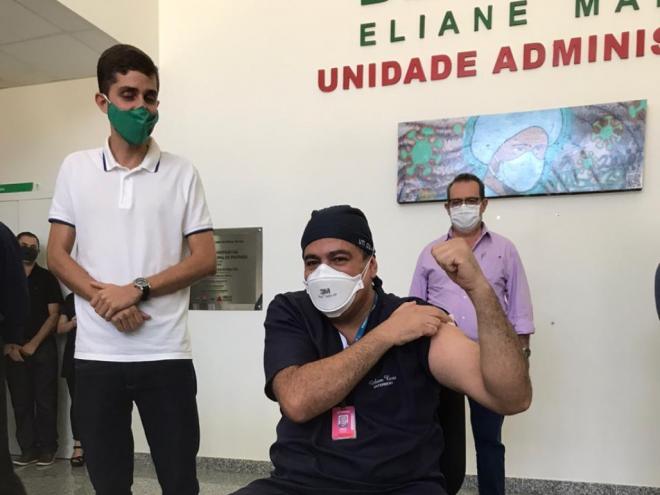 Robson Neves, de 46 anos, foi o primeiro imunizado contra a covid-19 no município