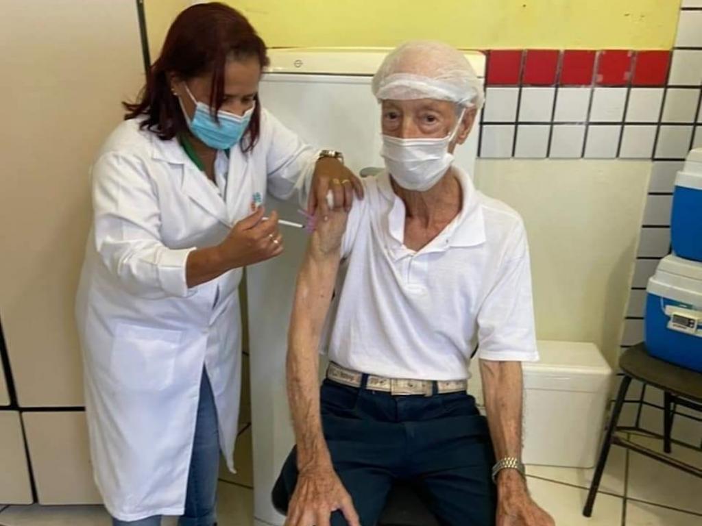 O médico José Serafim Martins, que atua na linha de frente da Saúde em Antônio Dias foi o primeiro imunizado contra a covid-19