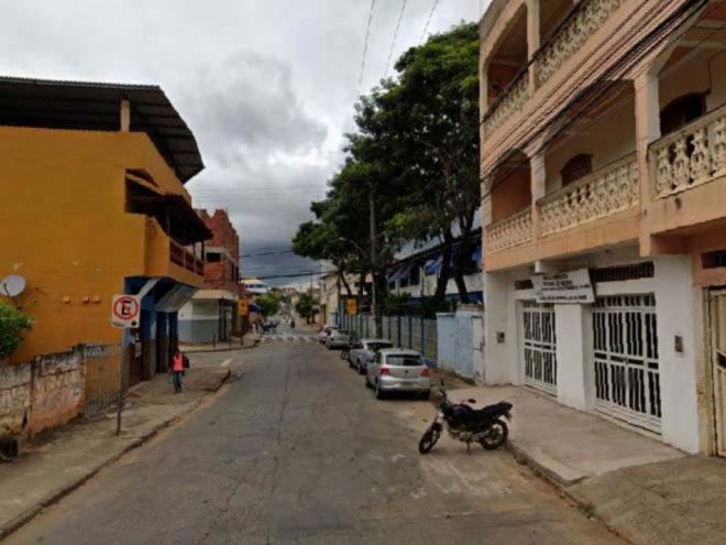 A vítima, de 30 anos, informou que caminhava pela rua Bétula e, nas proximidades da Escola Municipal Henrique de Freitas Badaró, foi surpreendida pelas costas com golpes de faca