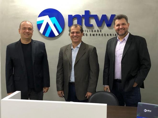 O diretor-executivo em Coronel Fabriciano, Reynaldo Damasceno Gonçalves, entre Walter Teixeira (E) e Nathaniel Pereira (D), cofundadores da NTW