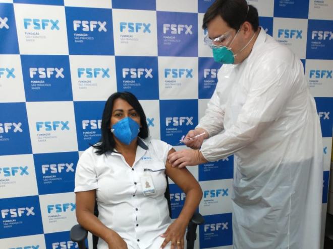 A primeira funcionária imunizada foi a técnica de Enfermagem Monice Morette Santos Lima 