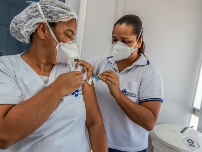 Secretaria de Saúde informou que primeiro são vacinadas pessoas ligadas à linha de frente de combate à covid, demais grupos prioritários serão atendidos à medida que forem chegando os novos lotes de vacinas